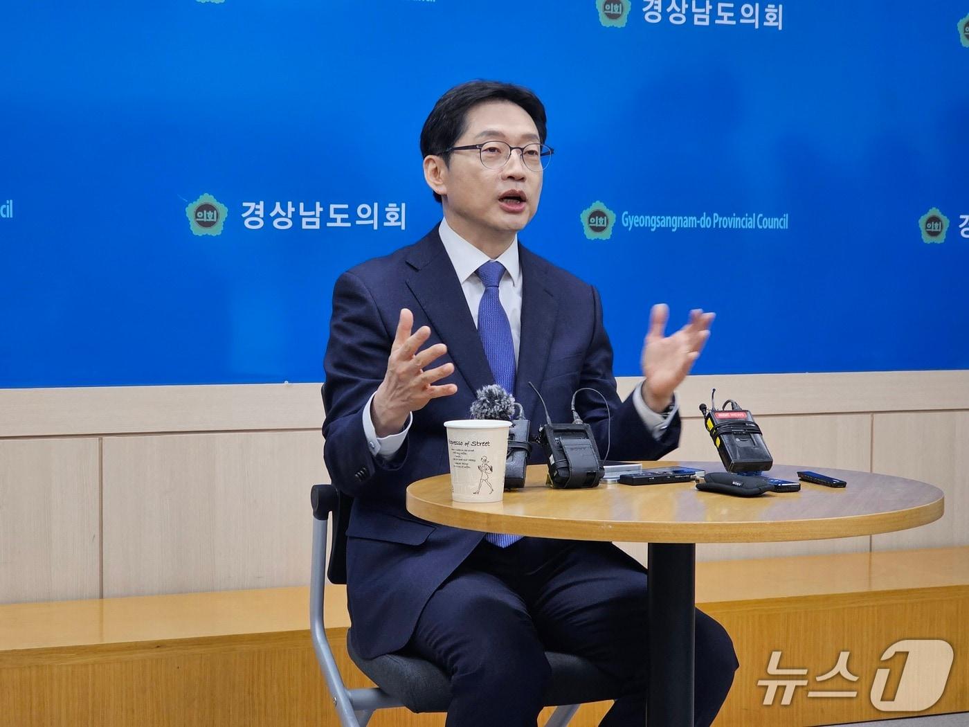 본문 이미지 - 김경수 지방시대위원장이 10일 경남도의회를 찾아 부산·경남 행정통합에 대한 입장을 밝히고 있다. 2026.2.10 ⓒ 뉴스1 박민석 기자