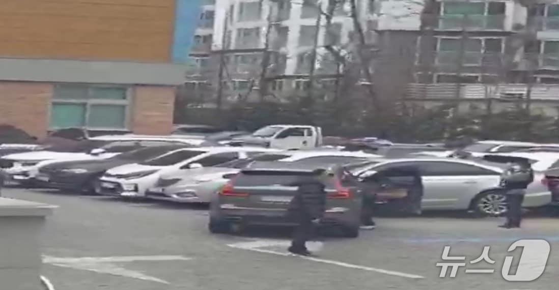 본문 이미지 - 10일 오전 10시 36분께 전북 전주시 덕진구의 한 초등학교 주차장에서 50대 여성이 몰던 승용차가 주차된 차량을 들이받았다.(전북소방본부 제공. 재판매 및 DB금지)