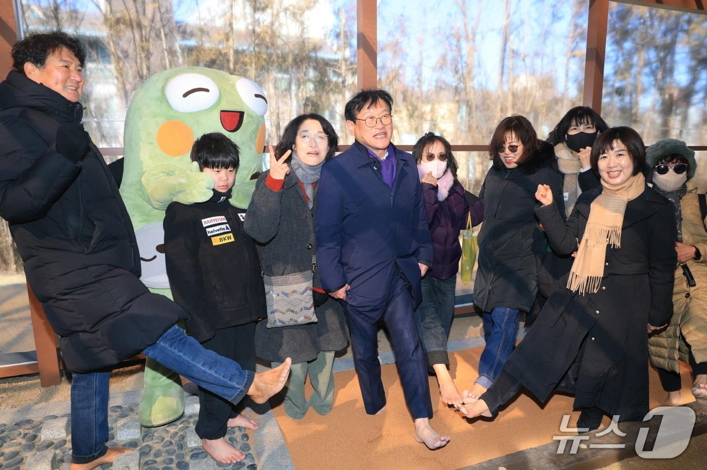 본문 이미지 - 대구 수성생활체육공원 사계절 맨발산책로 개장식(대구 수성구 제공. 재판매 및 DB금지)