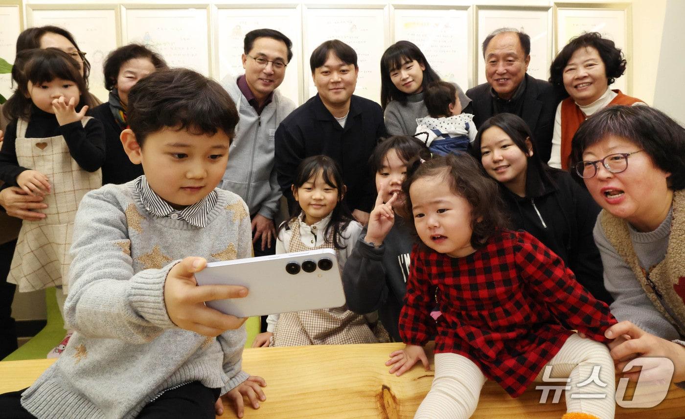 본문 이미지 - 박희조 동구청장이 새해맞이 소통간담회에서 참석자들과 포즈를 취하고 있다.(동구 제공. 재판매 및 DB금지)/뉴스1