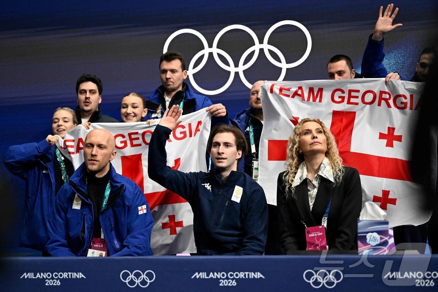 본문 이미지 - 조지아의 니카 에가제 옆에 앉은 브누아 리쇼 코치(왼쪽 아래).  ⓒ AFP=뉴스1