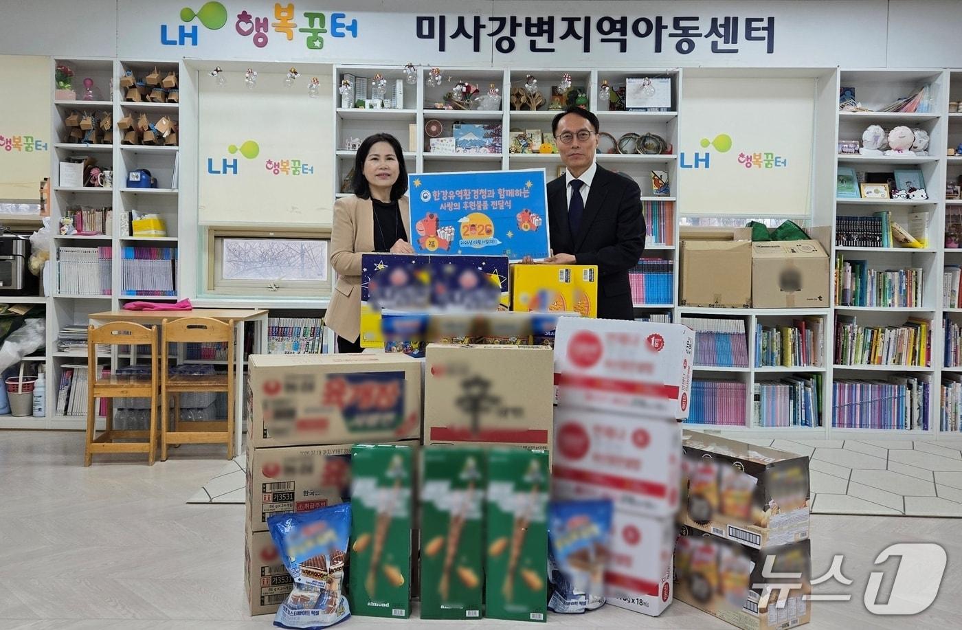 본문 이미지 - 이승환 한강경청장(오른쪽)이 10일 하남시 미사강변 지역아동센터에서 후원 물품을 전달한 후 기념촬영을 하고 있다.(한강청 제공)