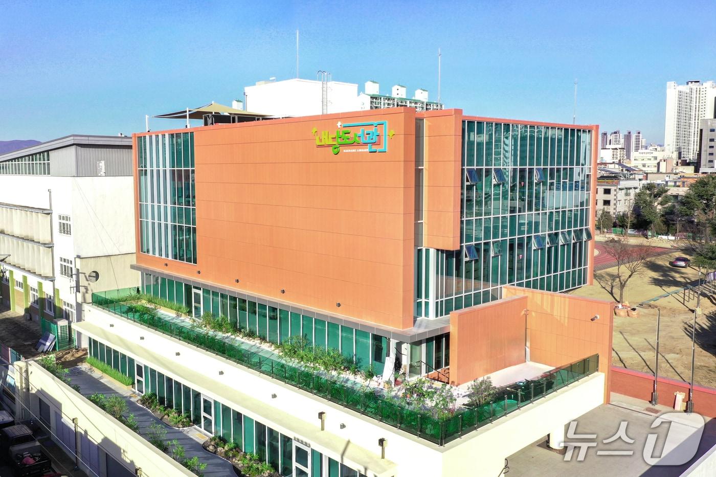 본문 이미지 - 대구 대구 서구 경운초교에 문을 연 내당도서관 전경.(대구 서구 제공. 재판매 및 DB금지)