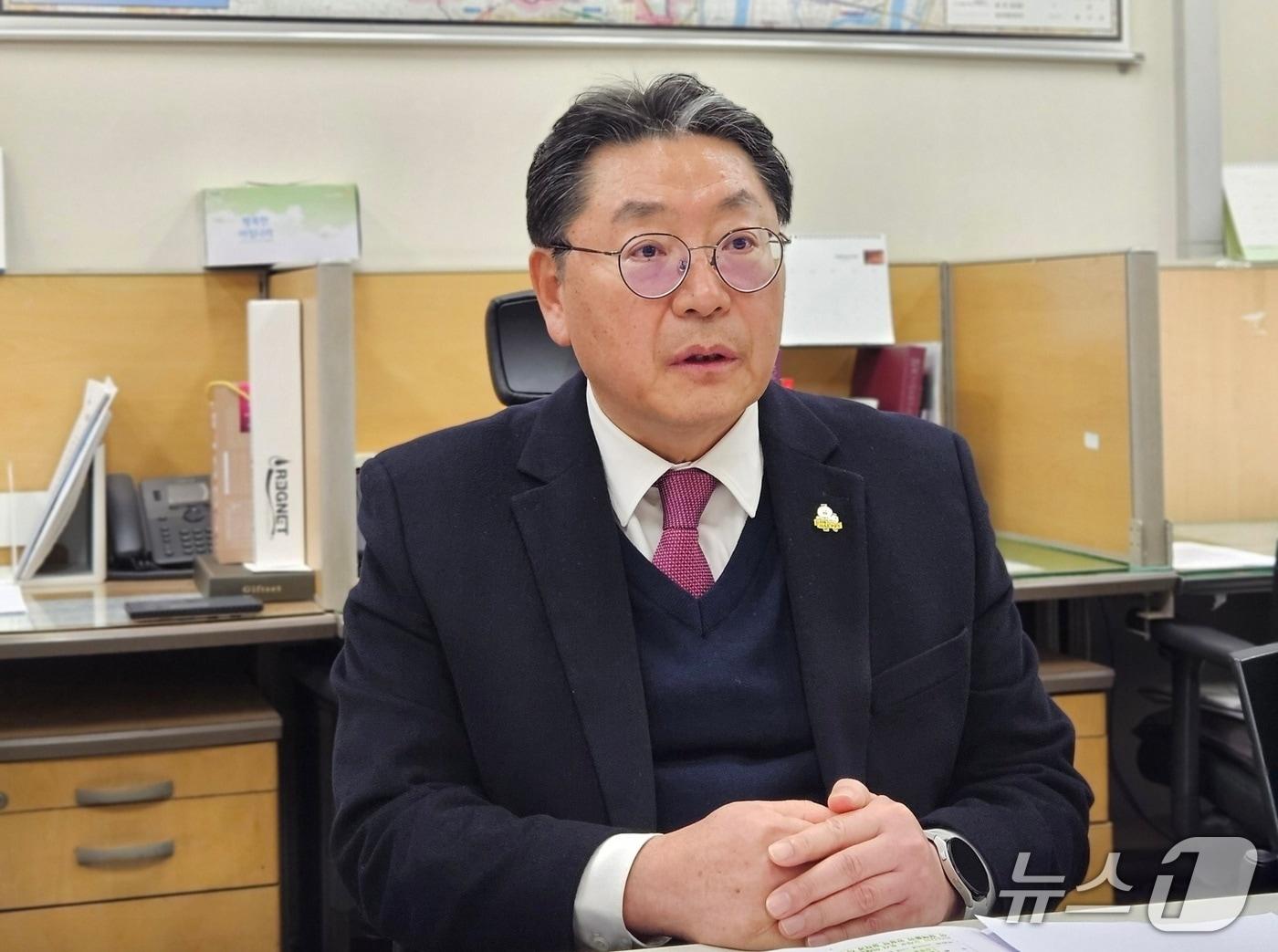 본문 이미지 - 홍태용 김해시장이 10일 시청 프레스센터를 찾아 시장 재선 도전을 밝히고 있다.(독자 제공. 재판매 및 DB금지)