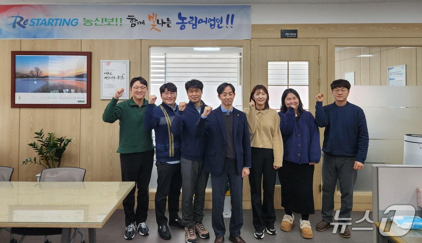 본문 이미지 - 농림수산업자신용보증기금 정읍권역보증센터 직원들이 파이팅을 외치고 있다.(전북농협 제공. 재판매 및 DB 금지)