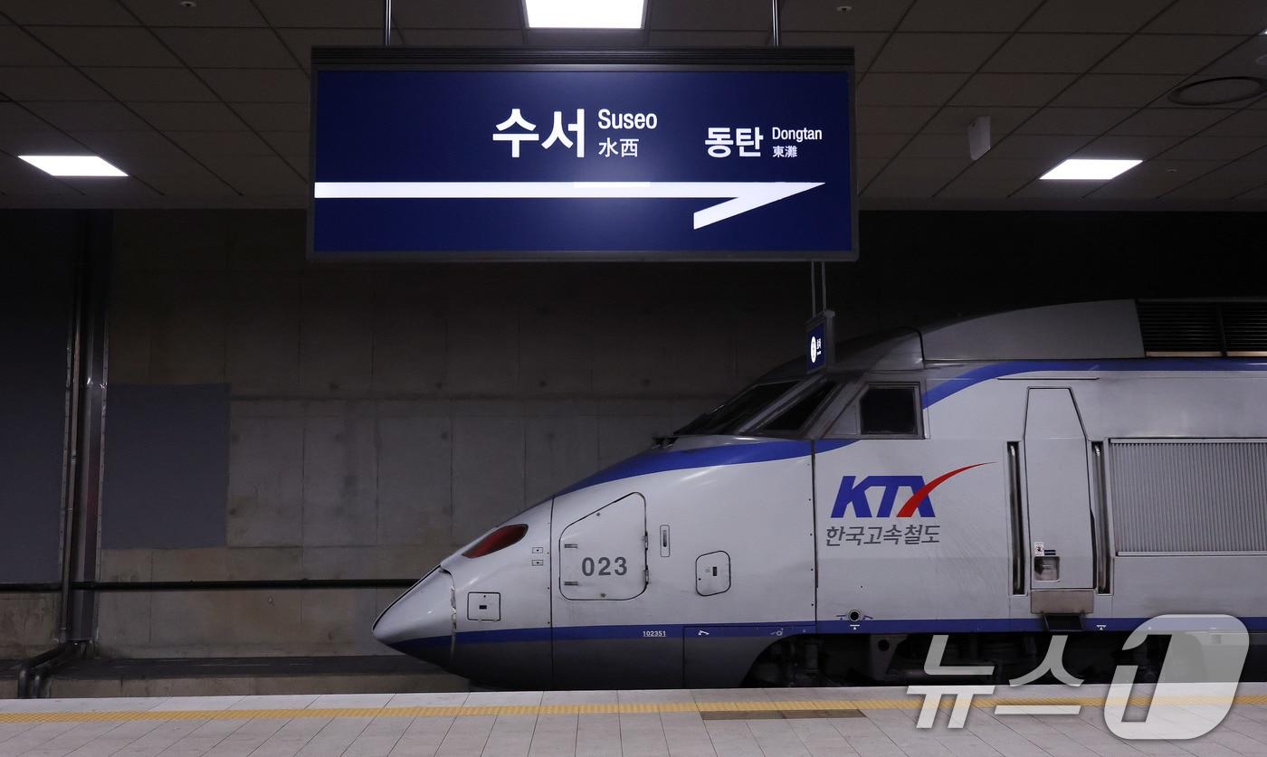 본문 이미지 - 서울 수서역에서 KTX 열차가 시범 교차운행을 앞두고 안전점검을 위한 시운전을 하고 있다. (자료사진) ⓒ 뉴스1 박지혜 기자