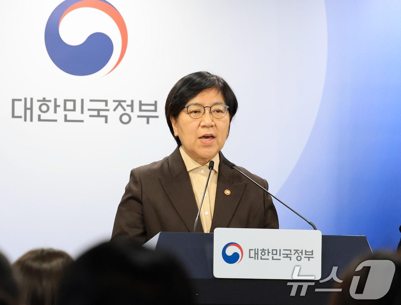 본문 이미지 - 정은경 보건복지부 장관이 10일 서울 종로구 정부서울청사에서 의사인력 양성규모 관련 브리핑을 하고 있다. 2026.2.10 ⓒ 뉴스1 임세영 기자