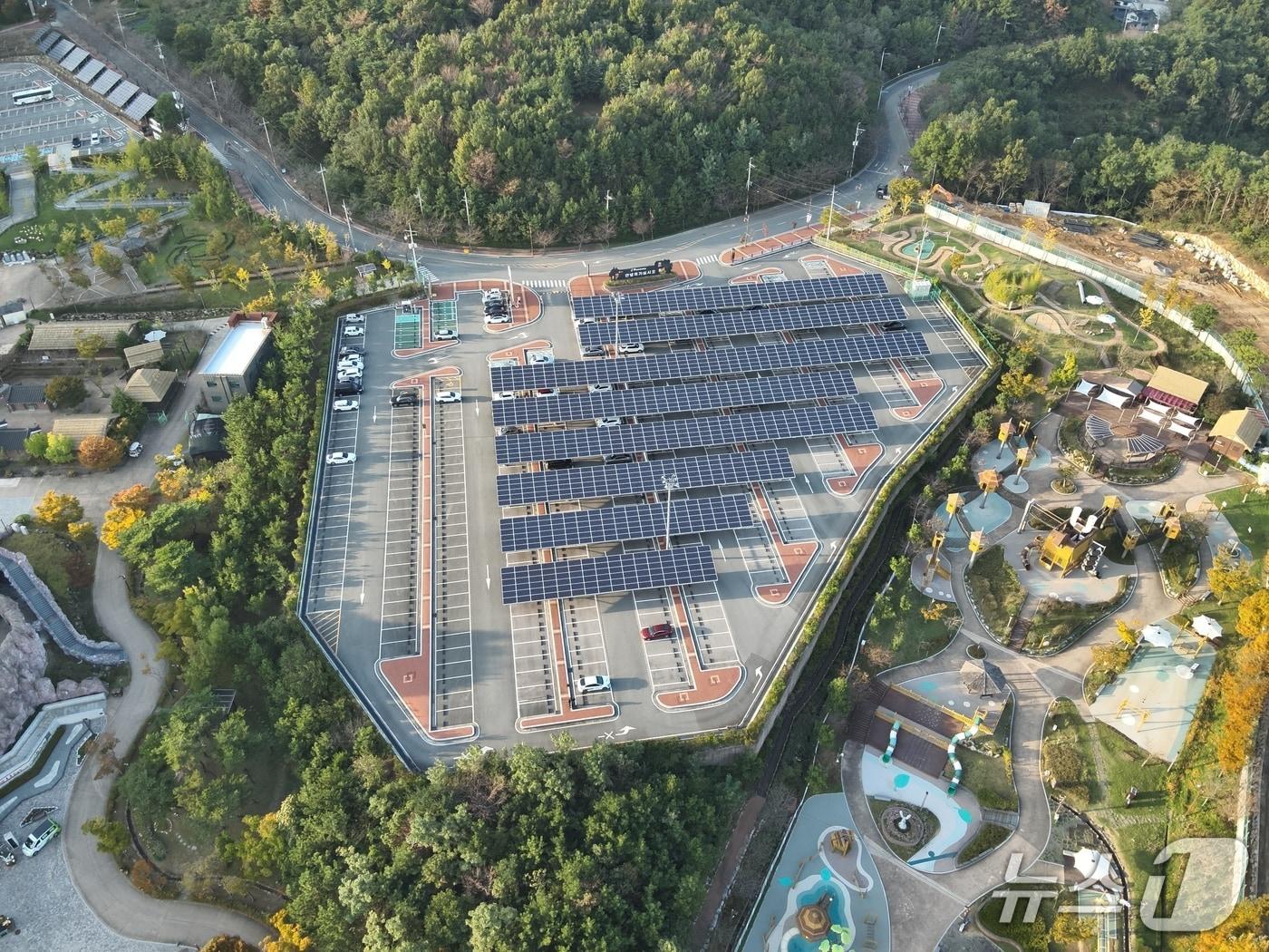 본문 이미지 - 김해 명동 정수장에 설치된 태양광 발전 설비.(김해시 제공. 재판매 및 DB금지)