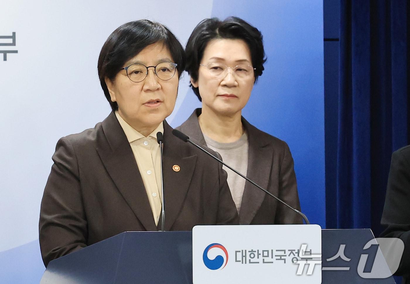 본문 이미지 - 정은경 보건복지부 장관이 10일 서울 종로구 정부서울청사에서 의사인력 양성규모 관련 브리핑을 마치고 기자들의 질문에 답변하고 있다. 2026.2.10 ⓒ 뉴스1 임세영 기자