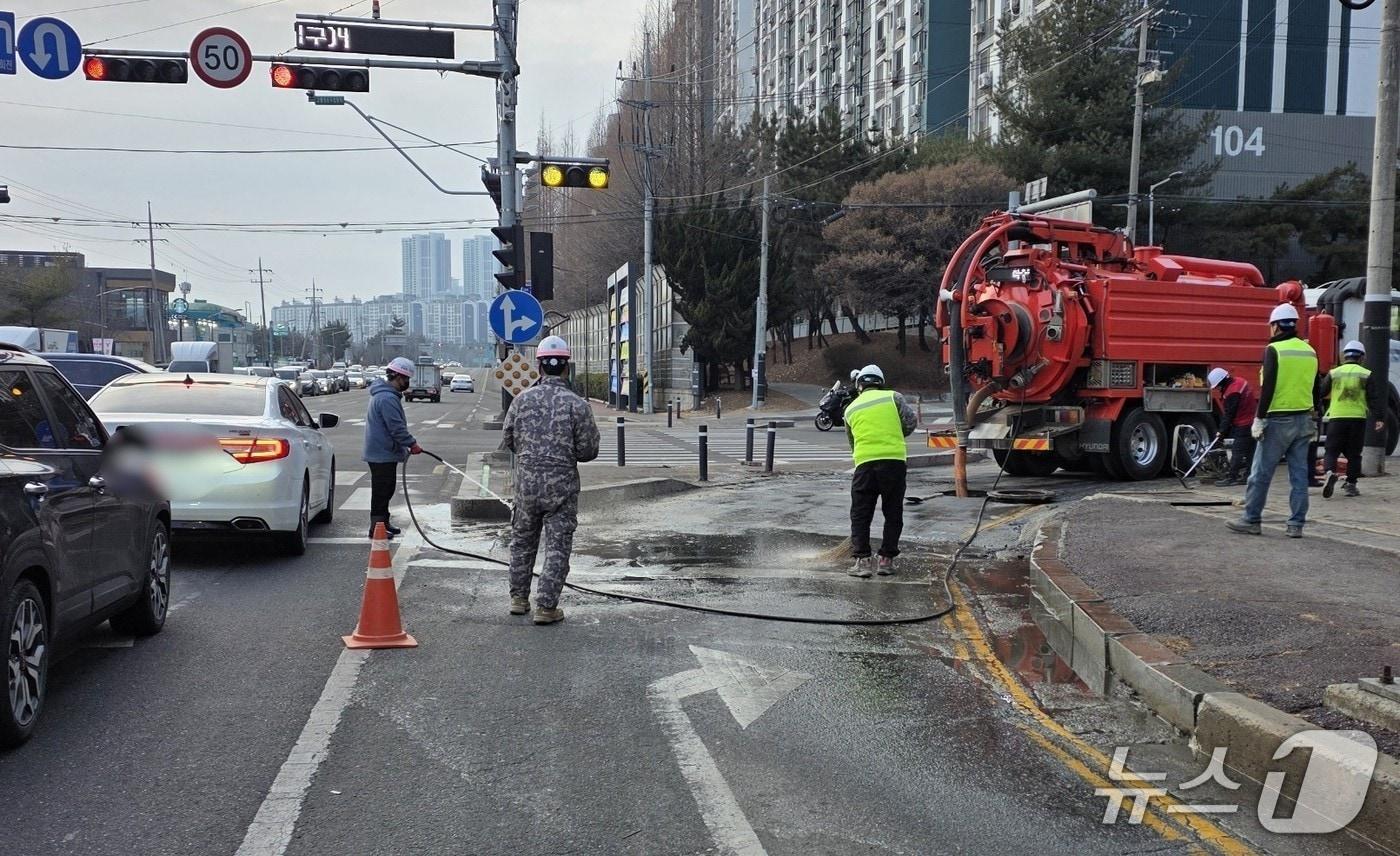 본문 이미지 - 10일 오전 11시께 천안 신방동의 한 도로에서 오수가 역류하는 사고가 발생했다. (천안시청 제공. 재판매 및 DB금지)