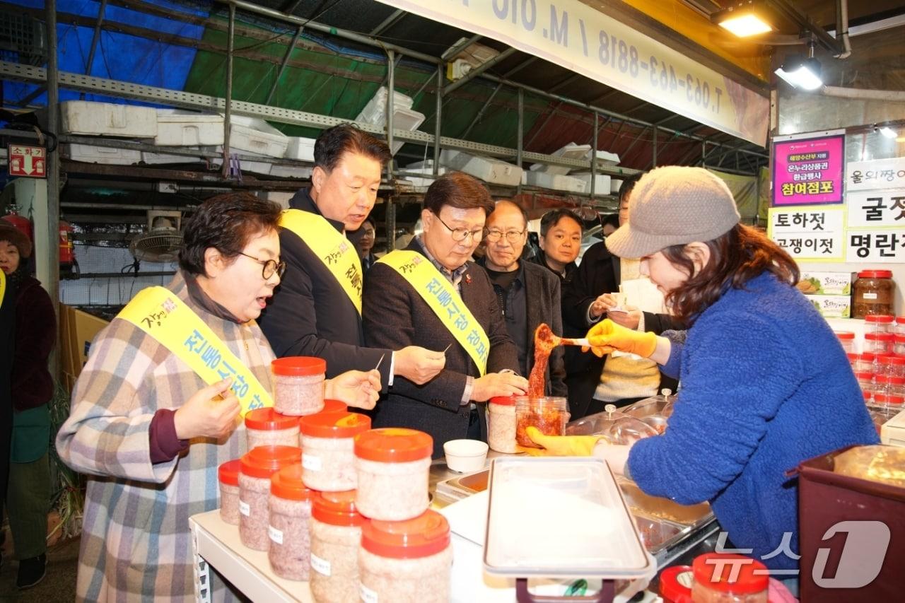 본문 이미지 - 10일 문승우 의장 등 전북도의원들과 사무처 직원들이 군산 전통시장에서 장보기를 하고 있다.(의회제공, 재판매 및 DB금지)2026.2.10/뉴스1