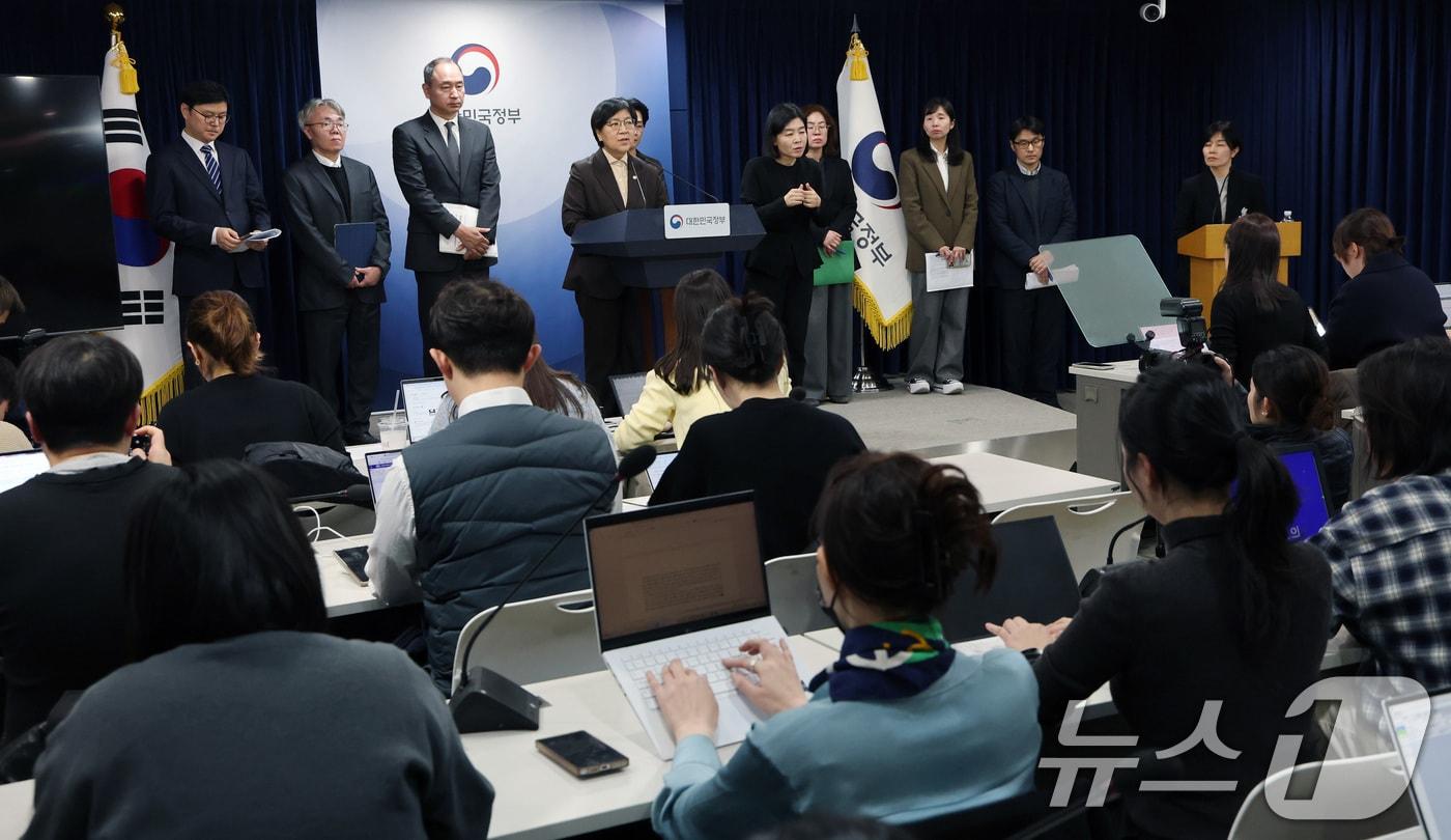 본문 이미지 - 정은경 보건복지부 장관이 10일 서울 종로구 정부서울청사에서 의사인력 양성규모 관련 브리핑을 마치고 기자들의 질문에 답변하고 있다. 2026.2.10 ⓒ 뉴스1 임세영 기자