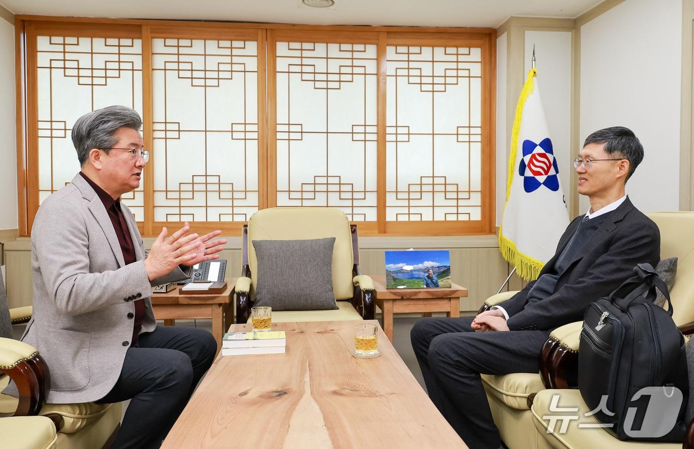 본문 이미지 - 문형배 교수와 정용래 유성구청장이 환담하고 있다.(유성구 제공. 재판매 및 DB금지)/뉴스1