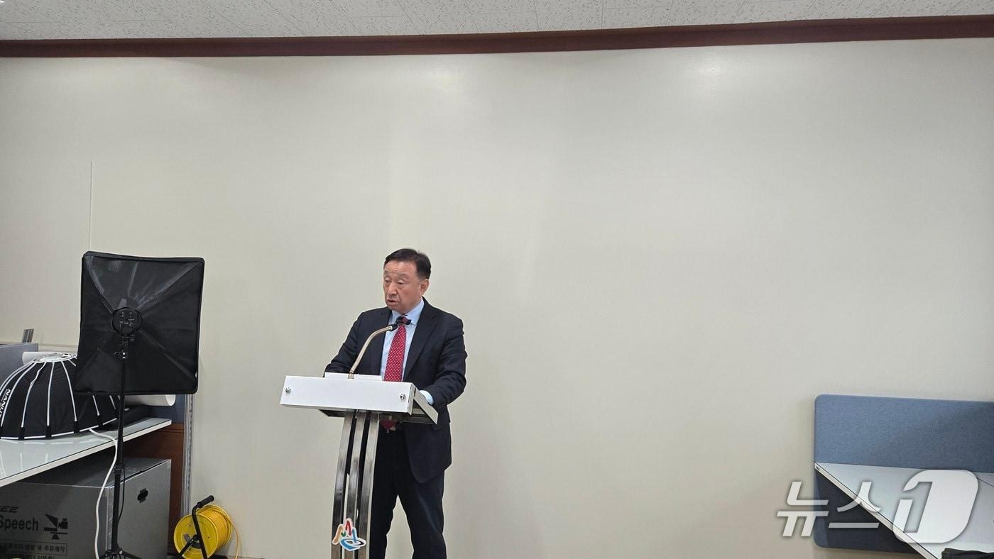 본문 이미지 - 박효동 전 강원도의원이 10일 고성군청에서 기자회견을 열고 6·3 지방선거 고성군수 출마의사를 밝히고 있다.(독자제공, 재판매 및 DB 금지) 2026.2.10/뉴스1