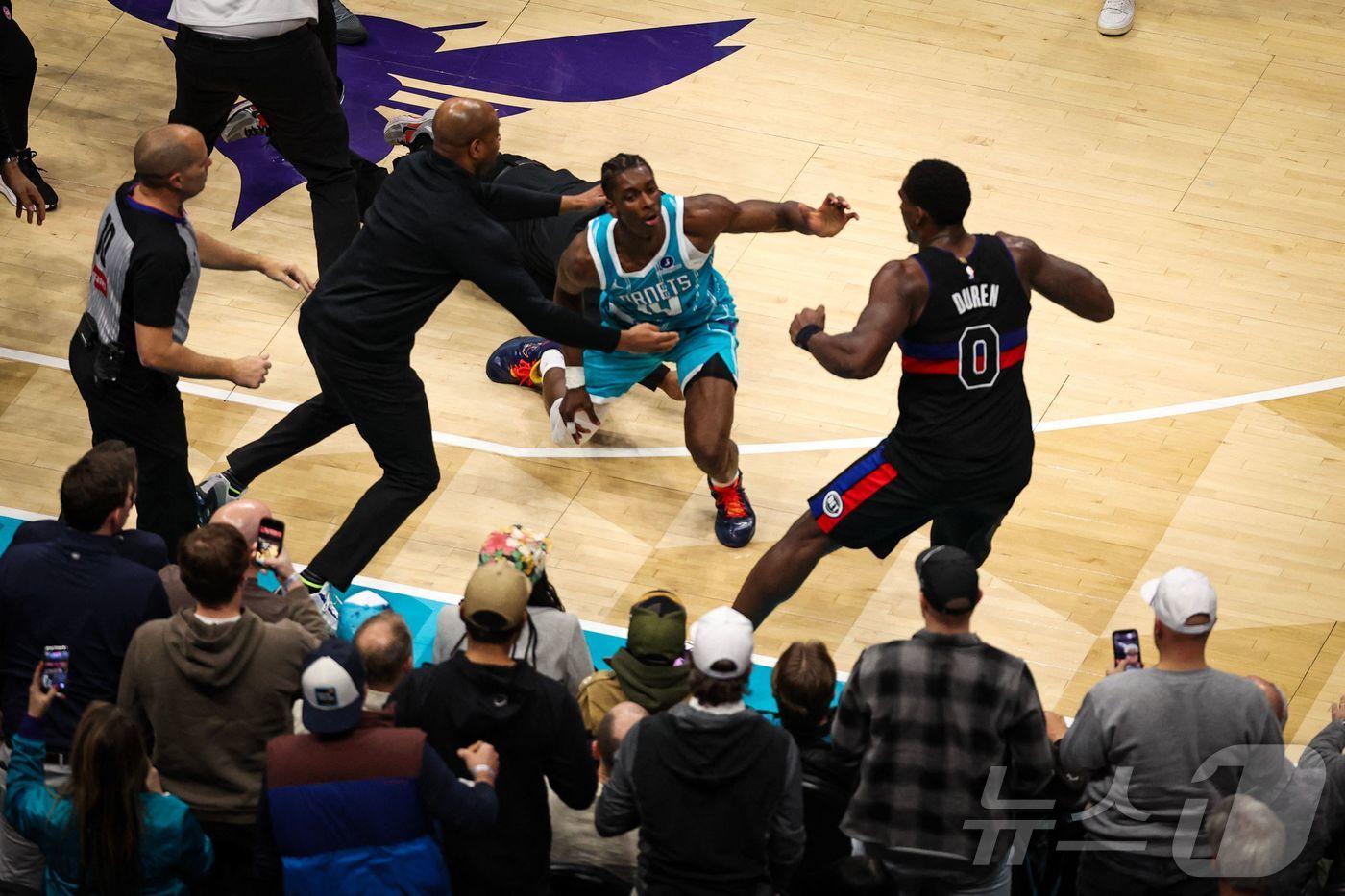 본문 이미지 - 10일(한국시간) 열린 2025-26 NBA 샬럿 호니츠와 디트로이트 피스턴스전에서 난투극이 발생했다. ⓒ AFP=뉴스1