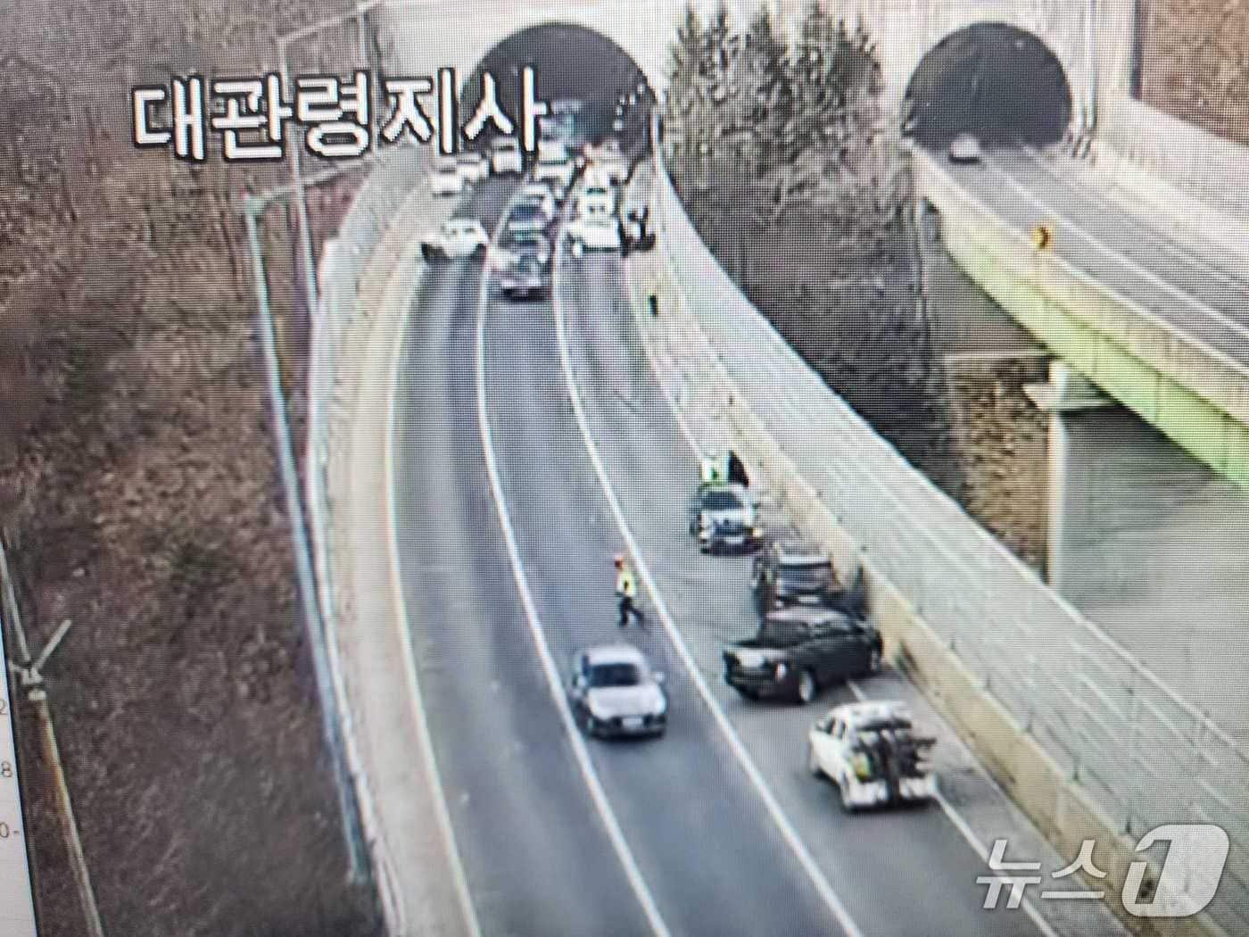 본문 이미지 - 강원 강릉 영동고속도로 서울방향 사고 현장.(강원도소방본부 제공, 재판매 및 DB금지)