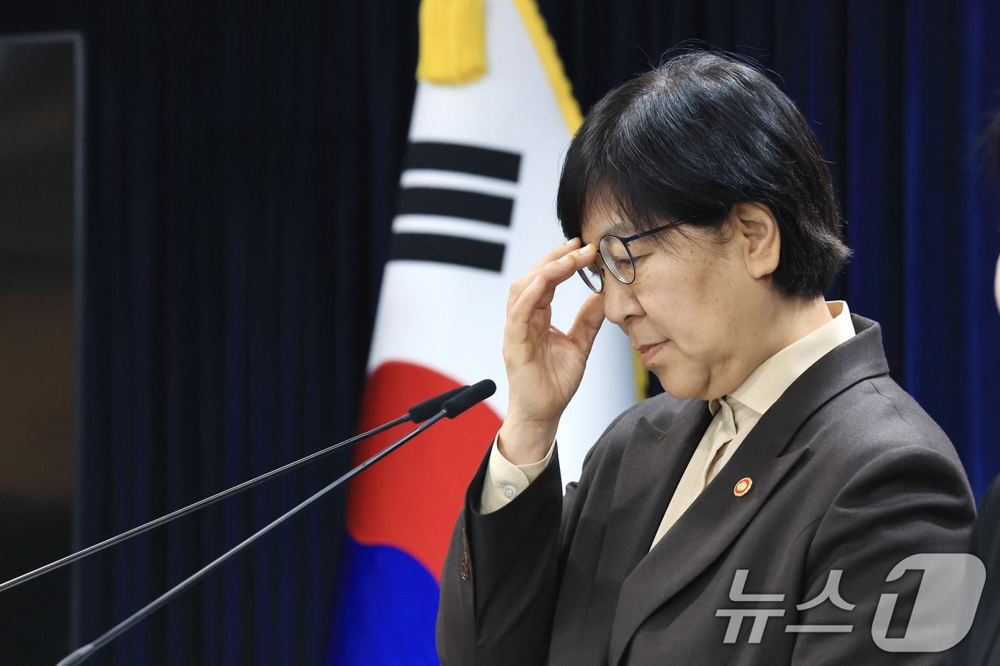 본문 이미지 - 정은경 보건복지부 장관이 10일 서울 종로구 정부서울청사에서 의사인력 양성규모 관련 브리핑을 하며 안경을 고쳐쓰고 있다. 2026.2.10 ⓒ 뉴스1 임세영 기자
