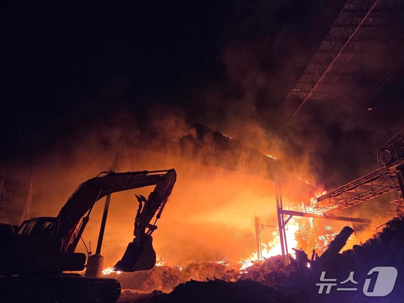 본문 이미지 - 경기 포천시 폐목장 공장 화재 현장.(경기도북부소방재난본부 제공. 재판매 및 DB 금지)/뉴스1