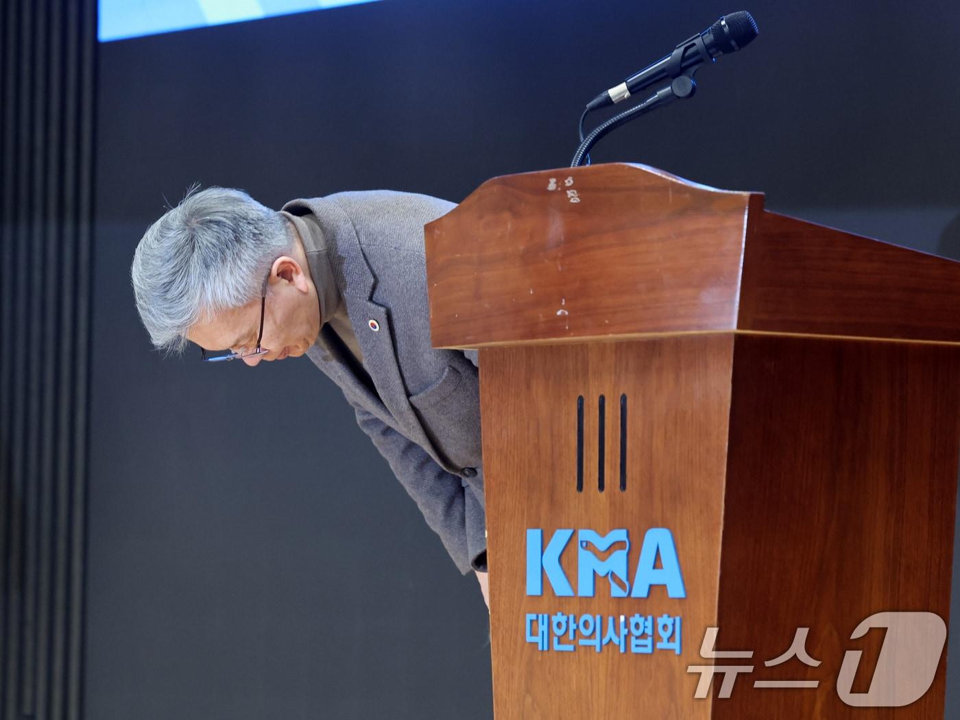 본문 이미지 - 김택우 대한의사협회 회장이 10일 오후 서울 용산구 의협회관에서 정부의 의대 정원 증원 방안 등에 대한 브리핑 전 인사를 하고 있다. 2026.2.10 ⓒ 뉴스1 황기선 기자