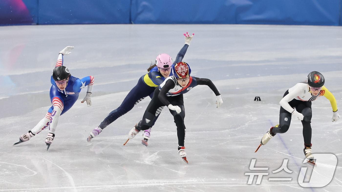 본문 이미지 - 쇼트트랙 대표팀 최민정이 10일(현지시간) 이탈리아 밀라노 아이스 스케이팅 아레나에서 열린 2026 밀라노·코르티나담페초 동계올림픽 쇼트트랙 여자 500m 예선에서 역주하고 있다. ⓒ 뉴스1 김진환 기자