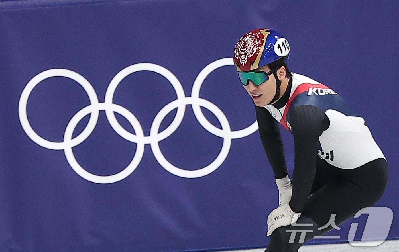 본문 이미지 - 쇼트트랙 대표팀 황대헌이 10일(현지시간) 이탈리아 밀라노 아이스 스케이팅 아레나에서 열린 2026 밀라노·코르티나담페초 동계올림픽 쇼트트랙 남자 1000m 예선에서 조2위로 준준결승에 진출하고 있다. 2026.2.10 ⓒ 뉴스1 김성진 기자