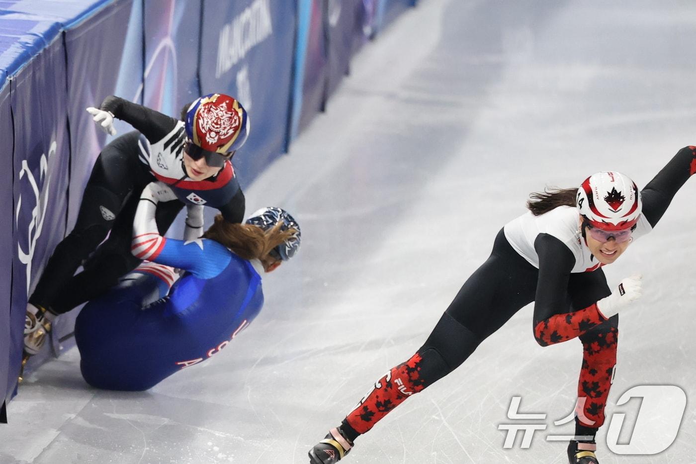 본문 이미지 - 쇼트트랙 대표팀 김길리가 10일(현지시간) 이탈리아 밀라노 아이스 스케이팅 아레나에서 열린 혼성 2,000m 계주 준결승에서 넘어지고 있다. 2026.2.10 ⓒ 뉴스1 김진환 기자