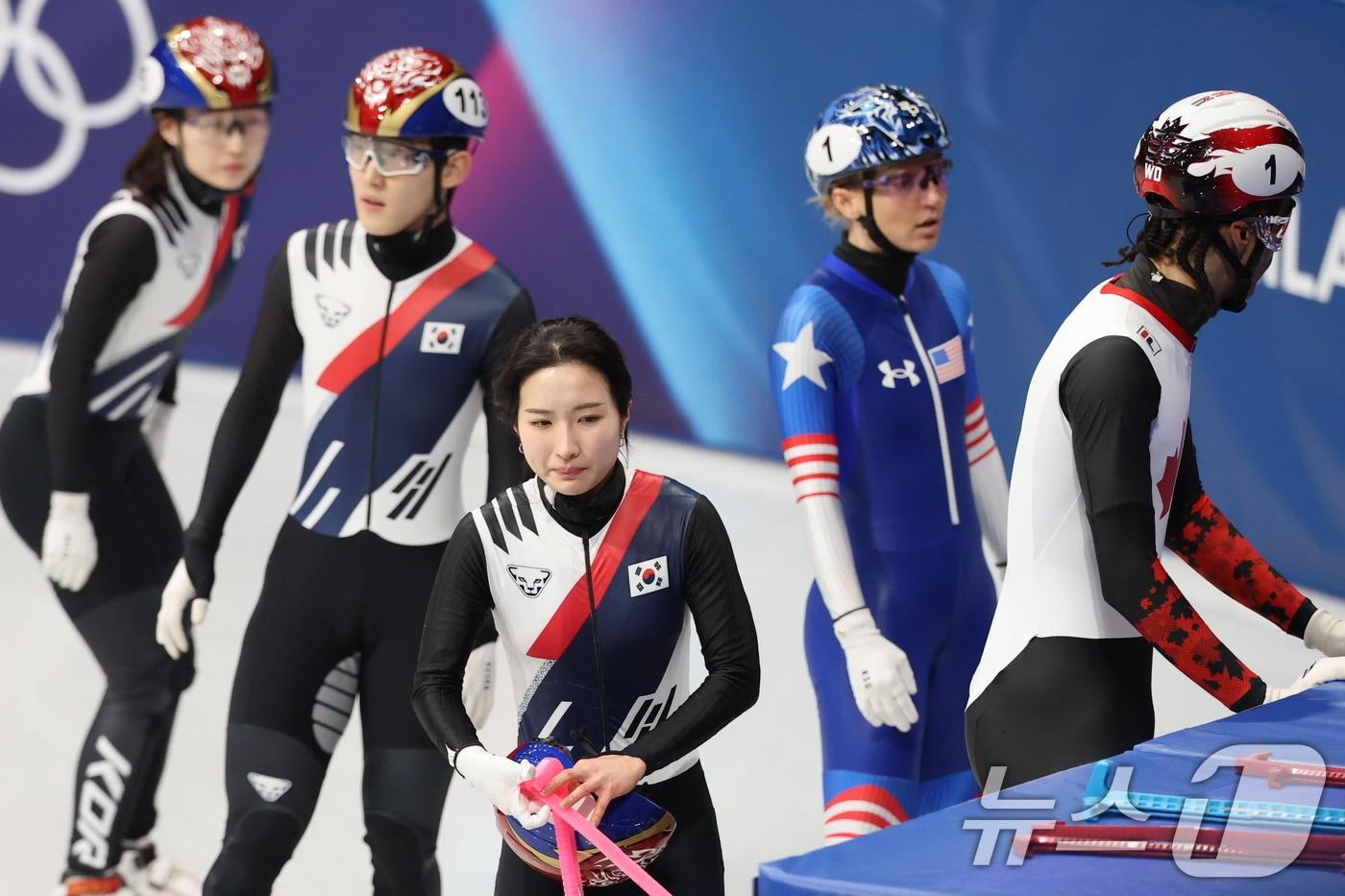 본문 이미지 - 쇼트트랙 대표팀 김길리가 10일(현지시간) 이탈리아 밀라노 아이스 스케이팅 아레나에서 열린 혼성 2,000m 계주 준결승에서 넘어진 뒤 아쉬워하고 있다. 2026.2.10 ⓒ 뉴스1 김진환 기자