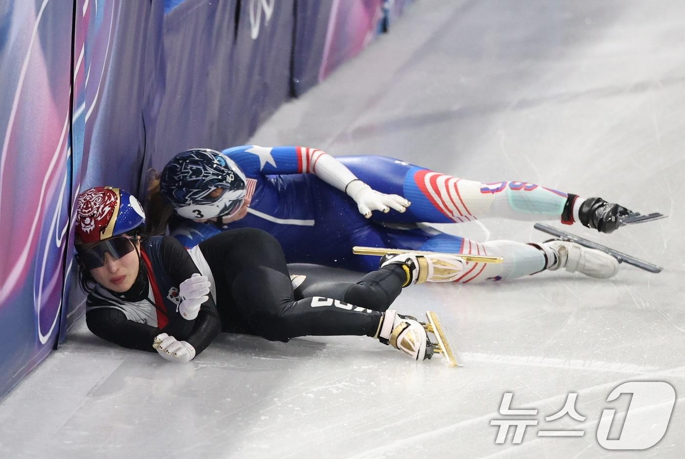 본문 이미지 - 쇼트트랙 대표팀 김길리가 10일(현지시간) 이탈리아 밀라노 아이스 스케이팅 아레나에서 열린 2026 밀라노·코르티나담페초 동계올림픽 쇼트트랙 혼성 2000m 계주 준결승에서 미국 선수와 충돌하고 있다. 2026.2.10 ⓒ 뉴스1 김진환 기자