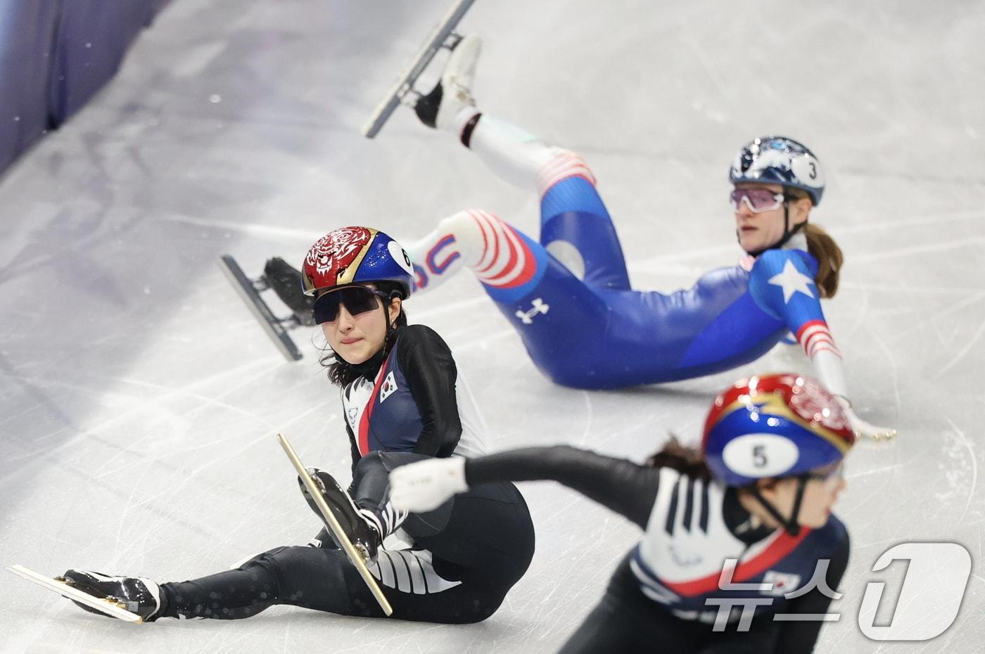 본문 이미지 - 2026 밀라노·코르티나담페초 동계올림픽 쇼트트랙 혼성 2000m 계주 준결승에서 충돌한 김길리와 미국의 코린 스토터드.  ⓒ 뉴스1 김진환 기자