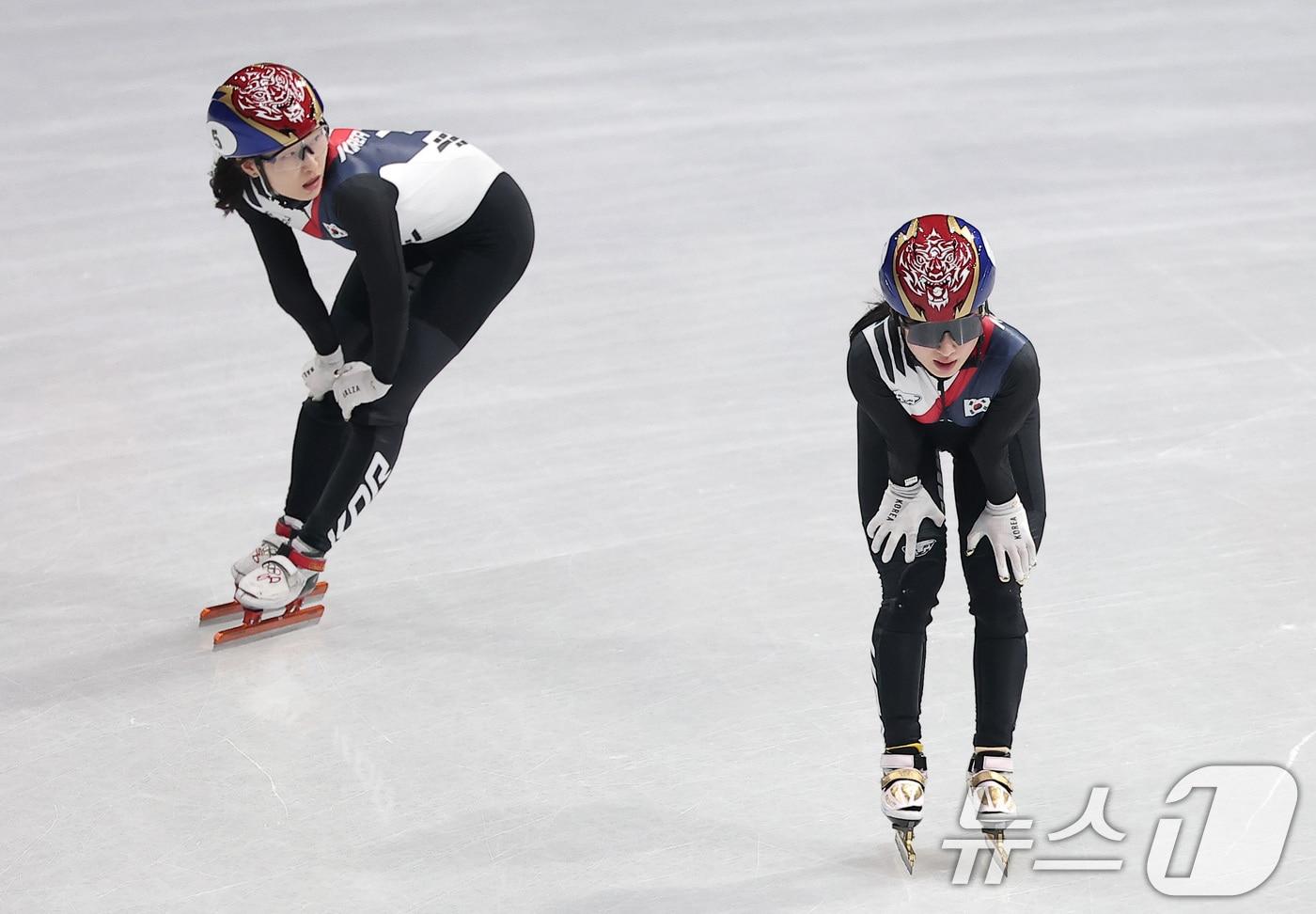 본문 이미지 - 쇼트트랙 대표팀 김길리(오른쪽)와 최민정.  ⓒ 뉴스1 김성진 기자