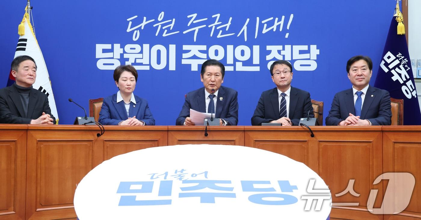 본문 이미지 - 정청래 더불어민주당 대표가 10일 서울 여의도 국회에서 조국혁신당과의 합당에 대한 결과를 발표하고 있다. 2026.2.10 ⓒ 뉴스1 신웅수 기자