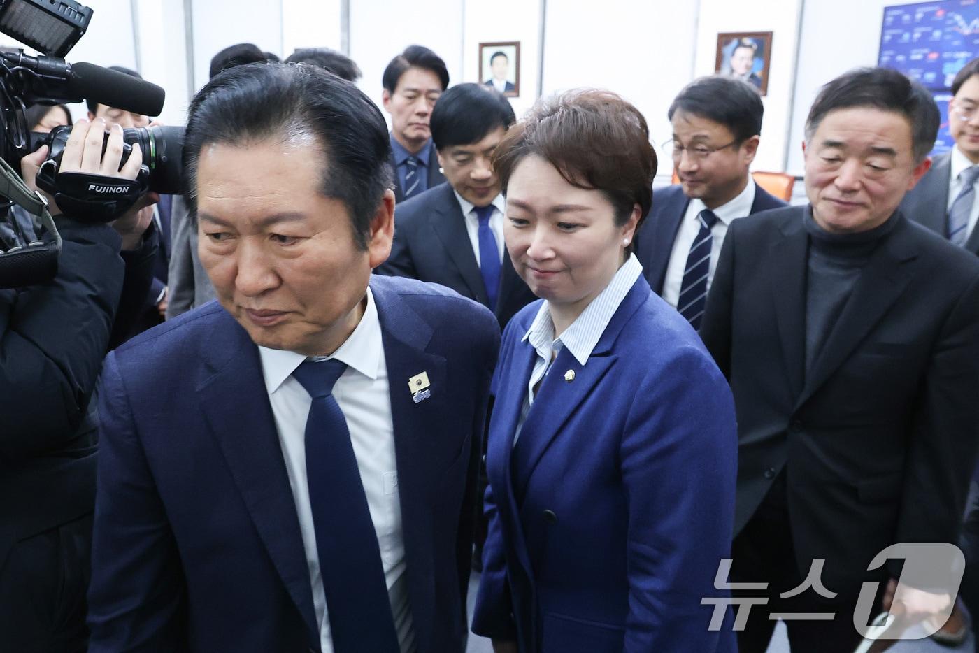 본문 이미지 - 정청래 더불어민주당 대표가 10일 서울 여의도 국회에서 조국혁신당과의 합당에 대한 결과를 발표한 후 당대표실을 나서고 있다. 2026.2.10 ⓒ 뉴스1 신웅수 기자
