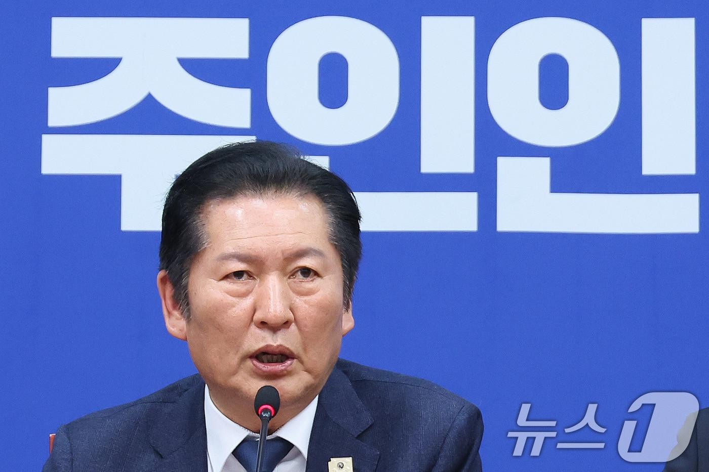 본문 이미지 - 정청래 더불어민주당 대표가 10일 서울 여의도 국회에서 조국혁신당과의 합당에 대한 결과를 발표하고 있다. 2026.2.10 ⓒ 뉴스1 신웅수 기자