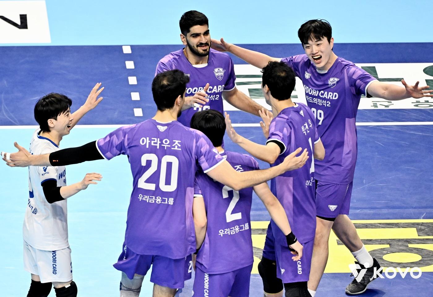 본문 이미지 - 남자 프로배구 우리카드가 10일 인천 계양체육관에서 열린 대한항공과 원정 경기에서 승리, 2연승을 기록했다. (KOVO 제공)