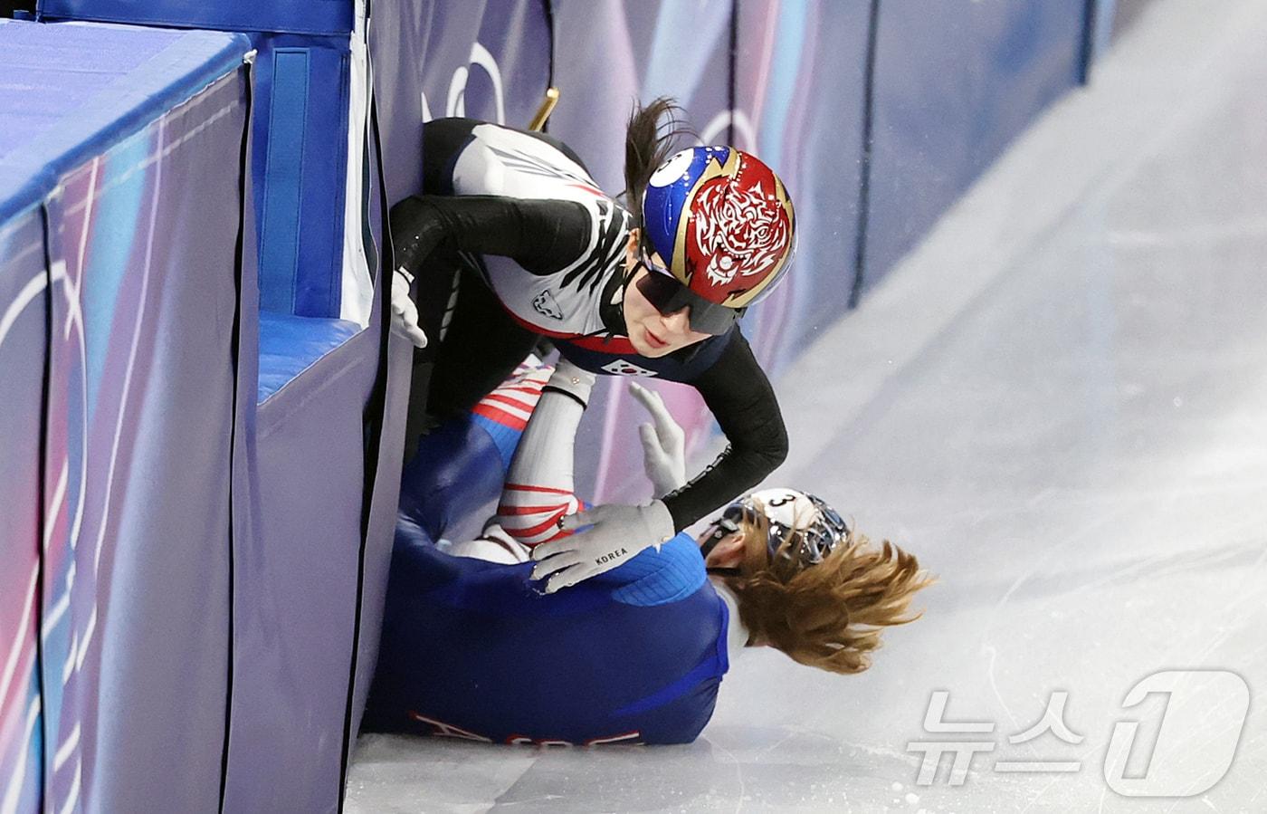 본문 이미지 - 쇼트트랙 대표팀 김길리가 10일(현지시간) 이탈리아 밀라노 아이스 스케이팅 아레나에서 열린 혼성 2,000m 계주 준결승에서 미국 선수와 충돌하며 넘어지고 있다. 2026.2.10 ⓒ 뉴스1 김진환 기자