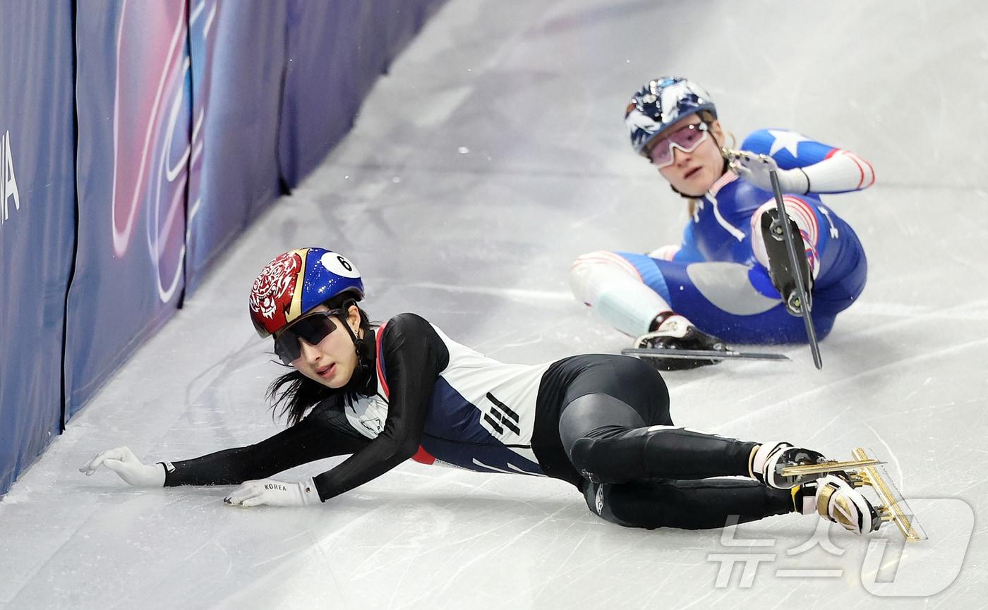 본문 이미지 - 쇼트트랙 대표팀 김길리가 10일(현지시간) 이탈리아 밀라노 아이스 스케이팅 아레나에서 열린 혼성 2,000m 계주 준결승에서 미국 선수와 충돌하며 넘어지고 있다. 2026.2.10 ⓒ 뉴스1 김진환 기자