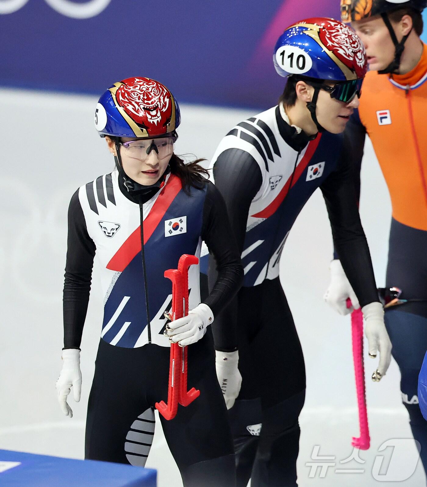 쇼트트랙 대표팀 최민정과 황대헌이 10일(현지시간) 이탈리아 밀라노 아이스 스케이팅 아레나에서 열린 혼성 2,000m 계주 순위결정전에서 최종 6위를 기록한 뒤 아쉬워하고 있다. 2026.2.10 ⓒ 뉴스1 김진환 기자