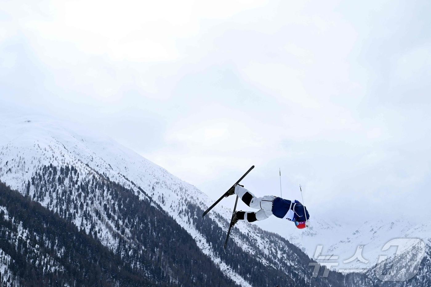 본문 이미지 - 한국 프리스타일 스키 국가대표 정대윤이 2026 밀라노·코르티나담페초 동계 올림픽 남자 모굴에 출전해 연기하고 있다.ⓒ AFP=뉴스1