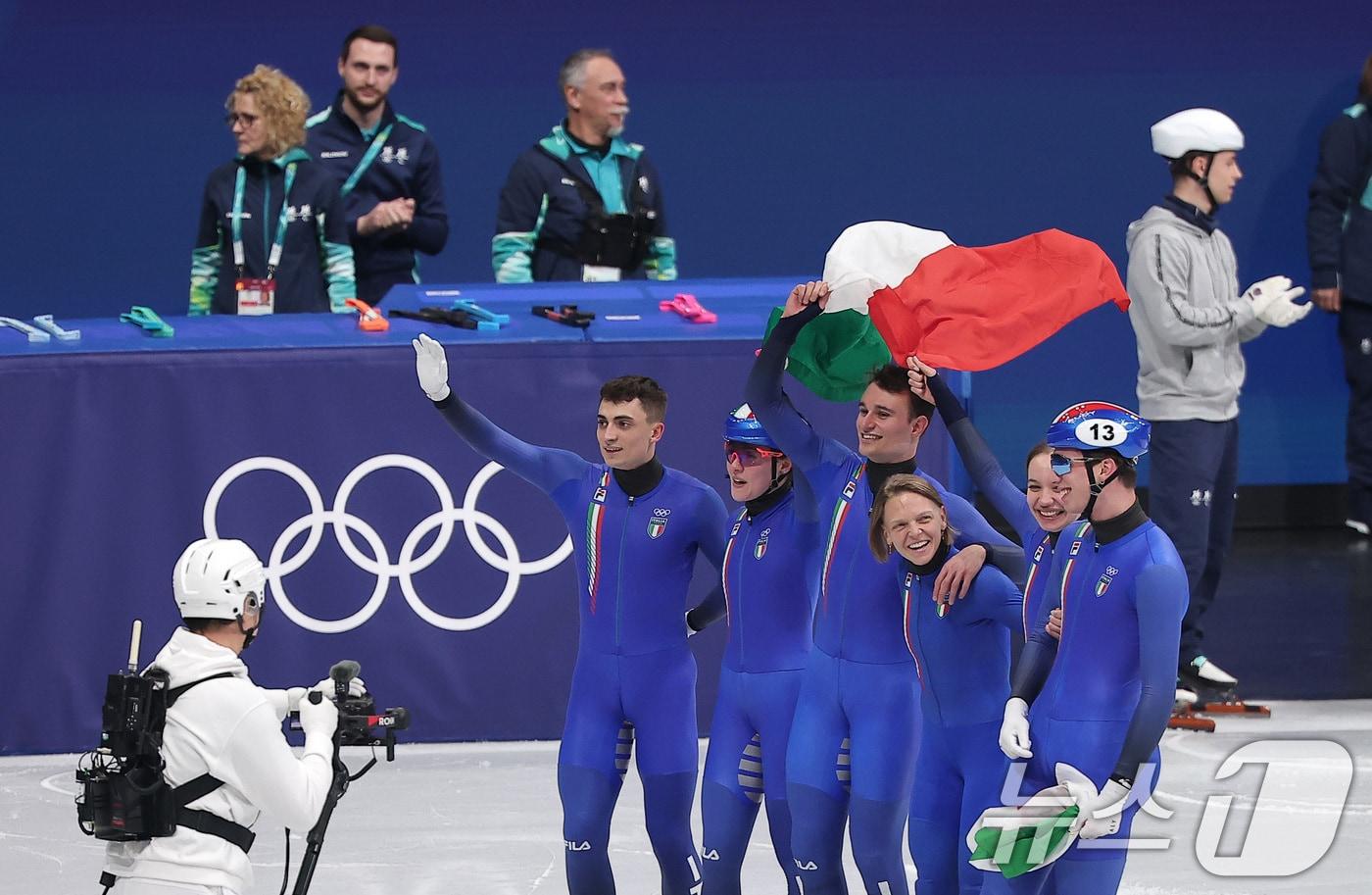 본문 이미지 - 쇼트트랙 이탈리아 대표팀이 10일(현지시간) 이탈리아 밀라노 아이스 스케이팅 아레나에서 열린 2026 밀라노·코르티나담페초 동계올림픽 쇼트트랙 혼성 2000m 계주 결승에서 금메달을 확정 지은 후 국기를 들고 환호하고 있다. 2026.2.10 ⓒ 뉴스1 김성진 기자