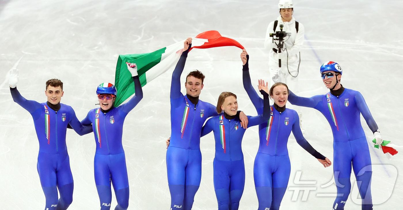 이탈리아 쇼트트랙 대표팀이 10일(현지시간) 이탈리아 밀라노 아이스 스케이팅 아레나에서 열린 혼성 2,000m 계주 결승에서 우승 후 환호하고 있다. 2026.2.10 ⓒ 뉴스1 김진환 기자