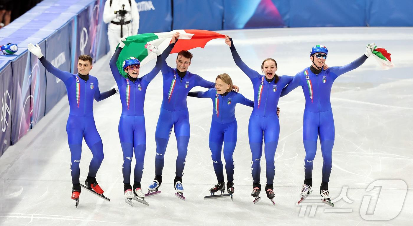 본문 이미지 - 남녀가 혼성으로 경기를 치르는 쇼트트랙 혼성 계주 2026.2.10 ⓒ 뉴스1 김진환 기자