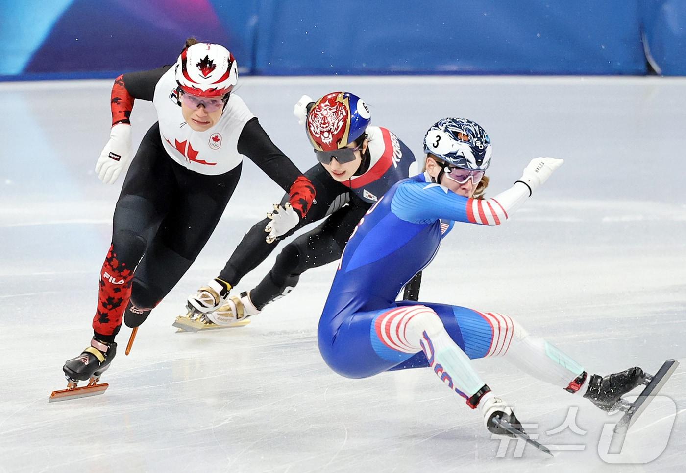 본문 이미지 - 10일(현지시간) 이탈리아 밀라노 아이스 스케이팅 아레나에서 열린 혼성 2,000m 계주 준결승에서 미국 선수가 넘어지고 있다. 대한민국은 넘어진 미국선수와 김길리가 충돌, 결승 진출에 실패하며 6위로 대회를 마무리 했다. 2026.2.10 ⓒ 뉴스1 김진환 기자