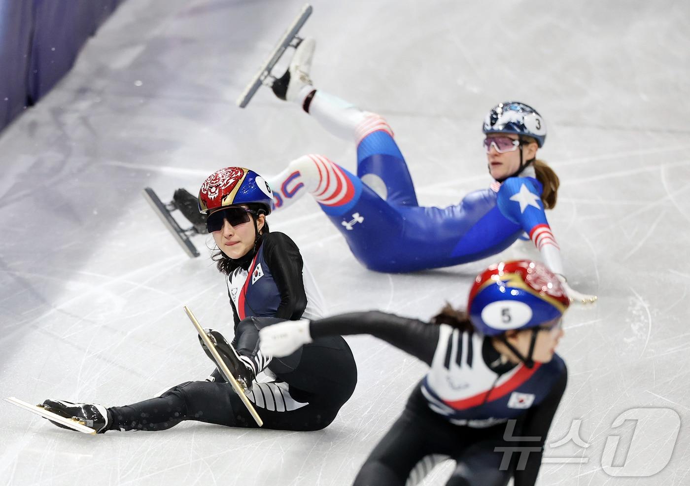 본문 이미지 - 쇼트트랙 대표팀 김길리가 10일(현지시간) 이탈리아 밀라노 아이스 스케이팅 아레나에서 열린 2026 밀라노·코르티나담페초 동계올림픽 쇼트트랙 혼성 2000m 계주 준결승에서 미국 선수와 충돌하고 있다. 2026.2.10 ⓒ 뉴스1 김진환 기자