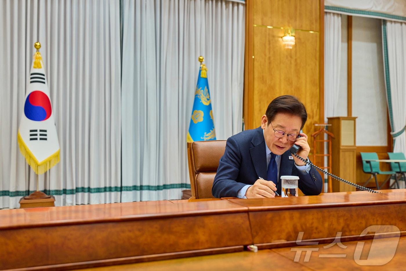 본문 이미지 - 이재명 대통령이 지난 2월 청와대 집무실에서 마르크 뤼터 북대서양조약기구 사무총장과 통화하고 있다. (청와대 제공. 재판매 및 DB 금지) 2026.2.10 ⓒ 뉴스1 이재명 기자