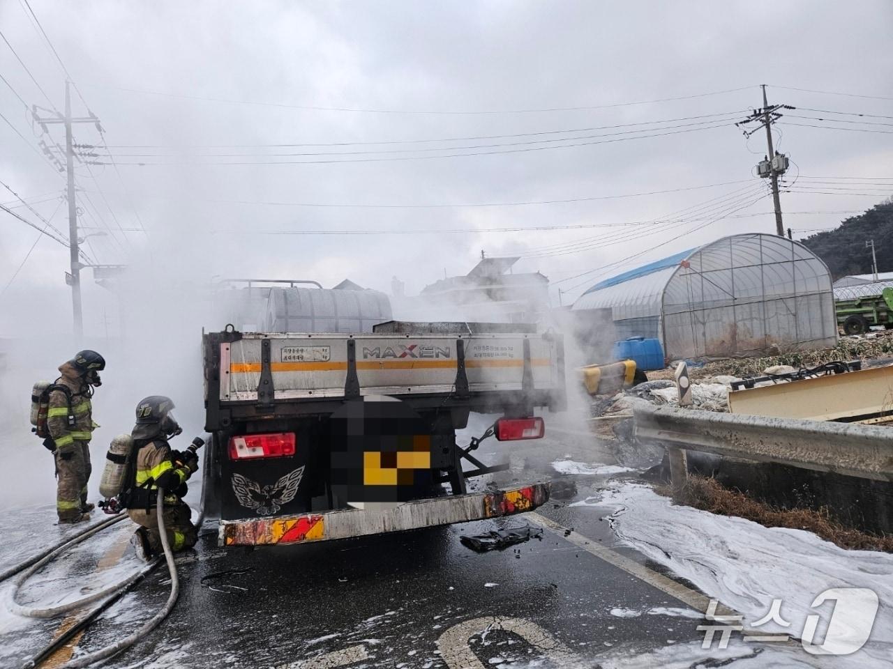 본문 이미지 - 아산 도고면 차량 화재 현장. (아산소방서 제공, 재판매 및 DB금지) / 뉴스1