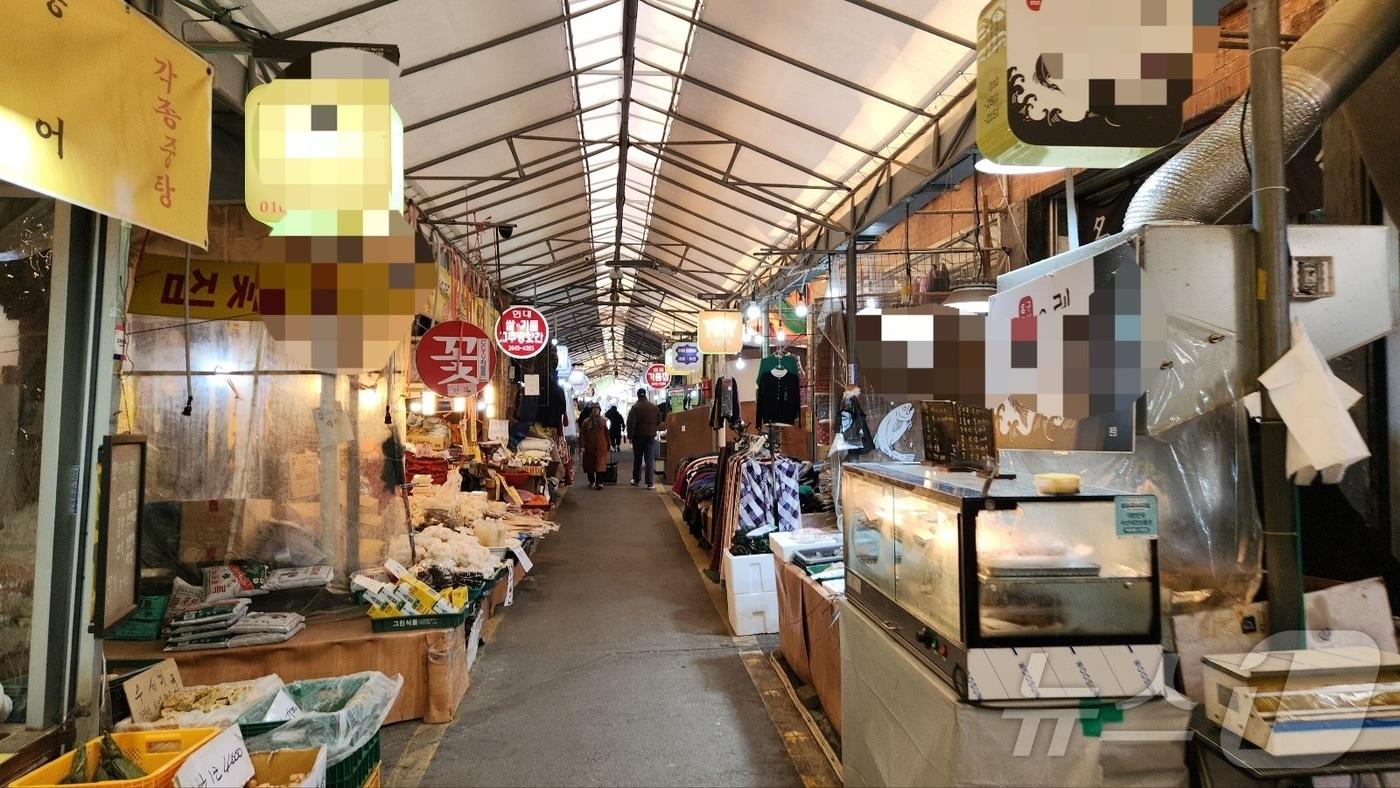 본문 이미지 - 9일 양천구의 전통시장의 내부 전경 모습. 설 명절을 앞두고도 비교적 한산하다. ⓒ 뉴스1 이재상 기자