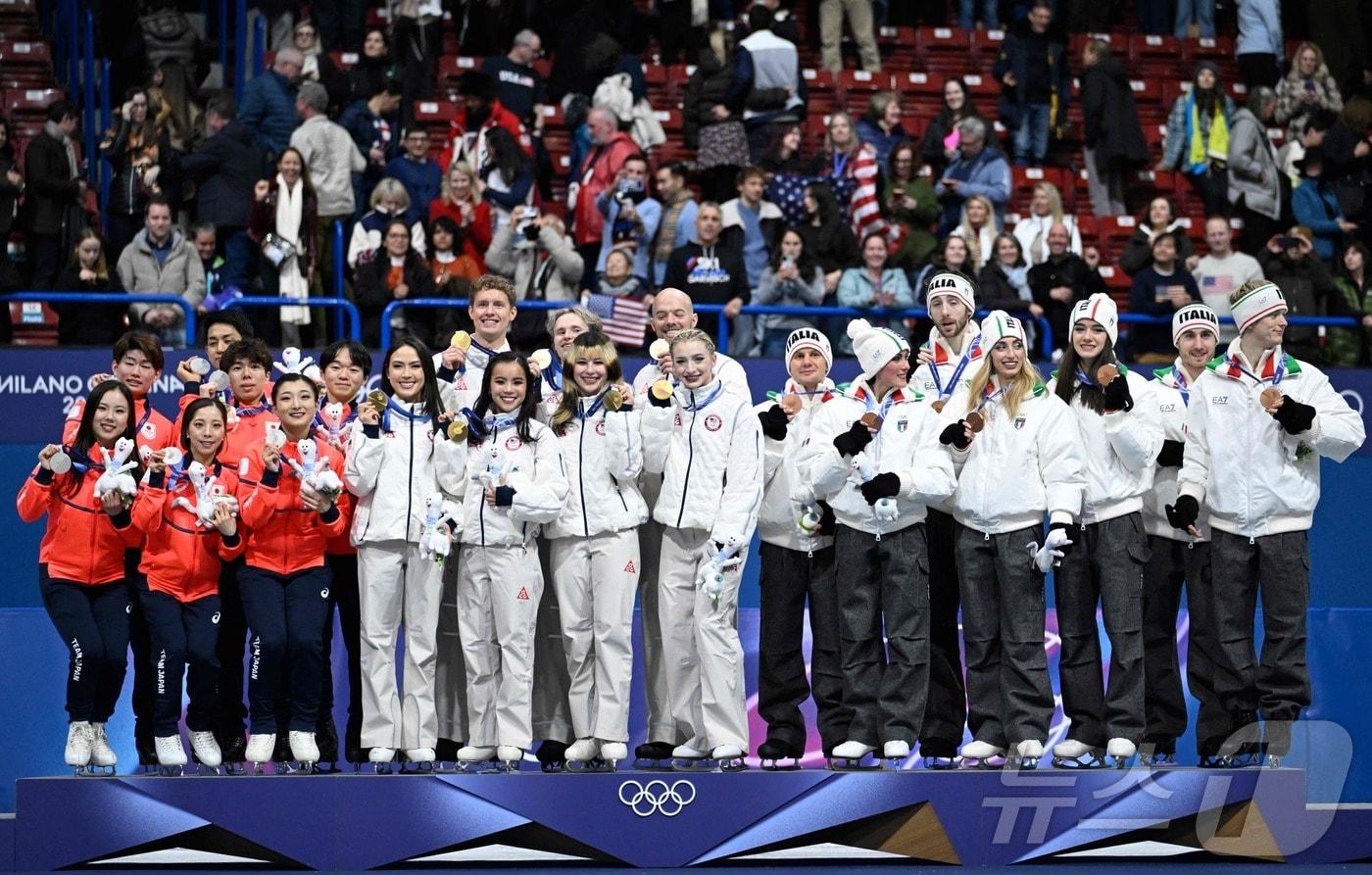 본문 이미지 - 피겨스케이팅 단체전에서 입상에 성공한 일본(왼쪽), 미국(가운데), 이탈리아.ⓒ AFP=뉴스1
