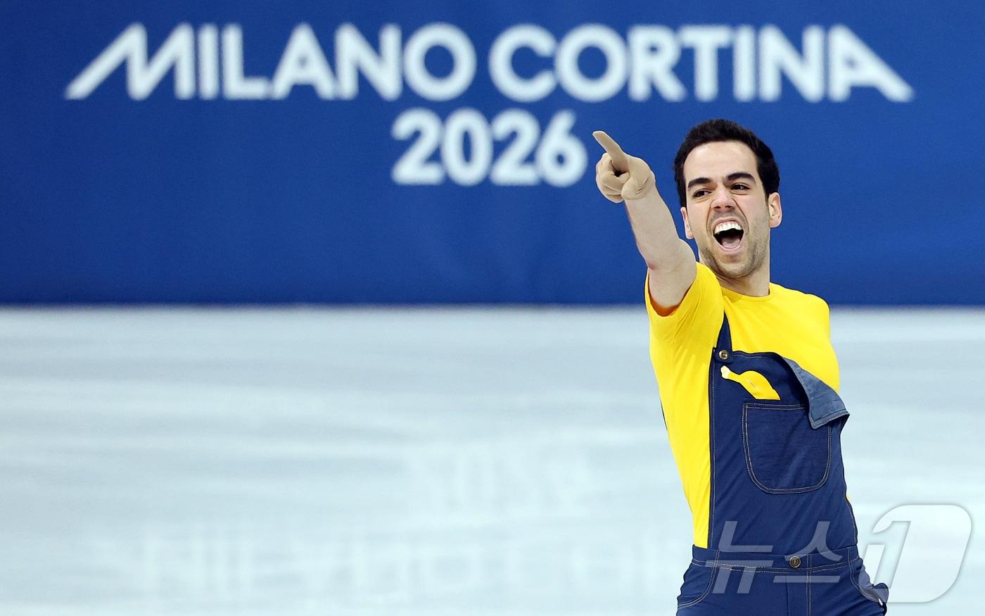 본문 이미지 - 스페인 피겨 과리노 사바테가 10일(현지시간) 이탈리아 밀라노 아이스 스케이팅 아레나에서 열린 2026 밀라노·코르티나담페초 동계 올림픽 피겨스케이팅 남자 싱글 쇼트프로그램에 출전해 인기 애니메이션 '미니언즈'의 오리지널사운드트랙(OST) 음악에 맞춰 연기를 펼치고 있다. 2026.2.11 ⓒ 뉴스1 김진환 기자