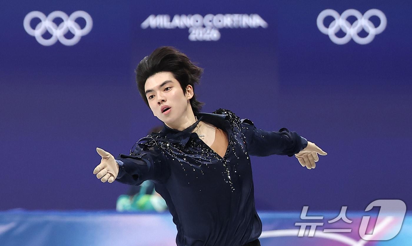 본문 이미지 - 피겨 차준환이 10일(현지시간) 이탈리아 밀라노 아이스 스케이팅 아레나에서 열린 2026 밀라노·코르티나담페초 동계올림픽 피겨스케이팅 남자 싱글 쇼트 프로그램에서 연기를 펼치고 있다. 2026.2.11 ⓒ 뉴스1 김성진 기자