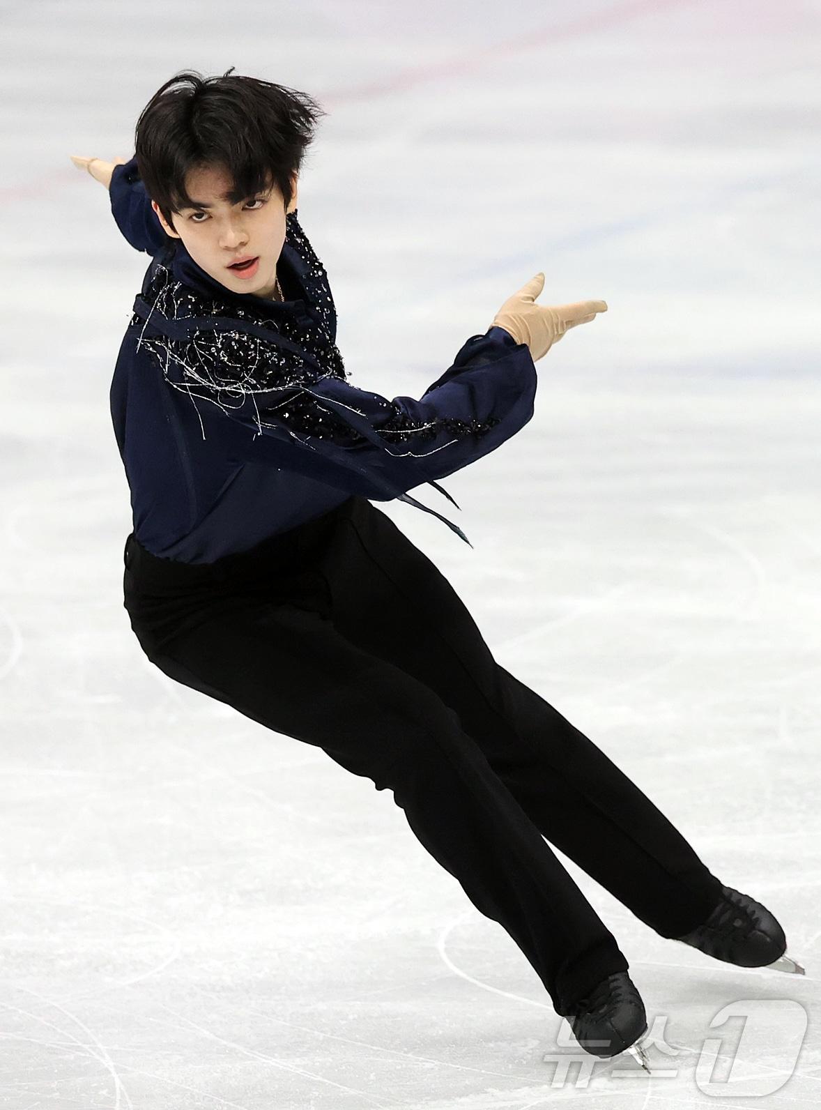 본문 이미지 - 피겨 차준환이 10일(현지시간) 이탈리아 밀라노 아이스 스케이팅 아레나에서 열린 2026 밀라노·코르티나담페초 동계 올림픽 피겨스케이팅 남자 싱글 쇼트프로그램에 출전해 연기를 펼치고 있다. 2026.2.11 ⓒ 뉴스1 김진환 기자